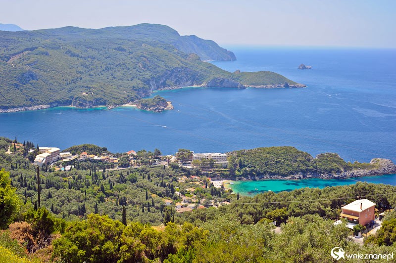 Grecka wyspa Korfu. Widok na Paleokastritsę z ruin zamku Angelokastro. - foto: wnieznane.pl Grecka wyspa Korfu. Widok na Paleokastritsę z ruin zamku Angelokastro. - foto: wnieznane.pl