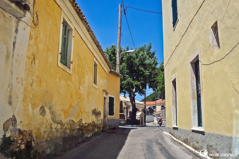 Grecka wyspa Korfu. Malownicza wąska uliczka we wsi Lakones. - foto: wnieznane.pl Grecka wyspa Korfu. Malownicza wąska uliczka we wsi Lakones. - foto: wnieznane.pl