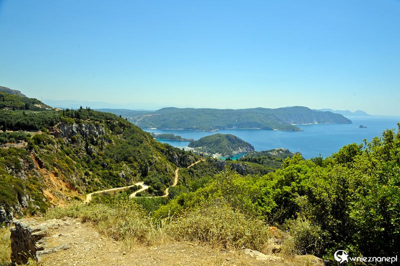 Grecka wyspa Korfu. Panorama okolic Paleokastritsy widziana z ruin zamku Angelokastro. - foto: wnieznane.pl Grecka wyspa Korfu. Panorama okolic Paleokastritsy widziana z ruin zamku Angelokastro. - foto: wnieznane.pl