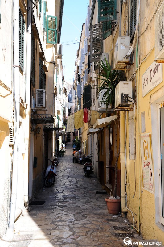 Grecka wyspa Korfu. Jedna z wąskich uliczek starego miasta w Kerkirze. - foto: wnieznane.pl Grecka wyspa Korfu. Jedna z wąskich uliczek starego miasta w Kerkirze. - foto: wnieznane.pl