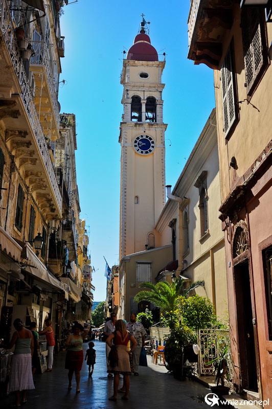 Grecka wyspa Korfu. Górująca ponad miastem wieża kościoła Św. Spiridona, patrona wyspy. - foto: wnieznane.pl Grecka wyspa Korfu. Górująca ponad miastem wieża kościoła Św. Spiridona, patrona wyspy. - foto: wnieznane.pl