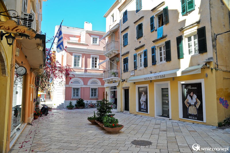 Grecka wyspa Korfu. Malowniczy placyk w ramach starego miasta w Kerkirze. - foto: wnieznane.pl Grecka wyspa Korfu. Malowniczy placyk w ramach starego miasta w Kerkirze. - foto: wnieznane.pl