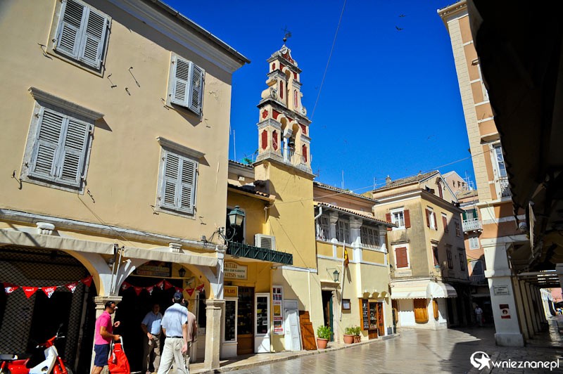 Grecka wyspa Korfu. Tradycyjna dzwonnica i uliczki starego miasta w Kerkirze. - foto: wnieznane.pl Grecka wyspa Korfu. Tradycyjna dzwonnica i uliczki starego miasta w Kerkirze. - foto: wnieznane.pl