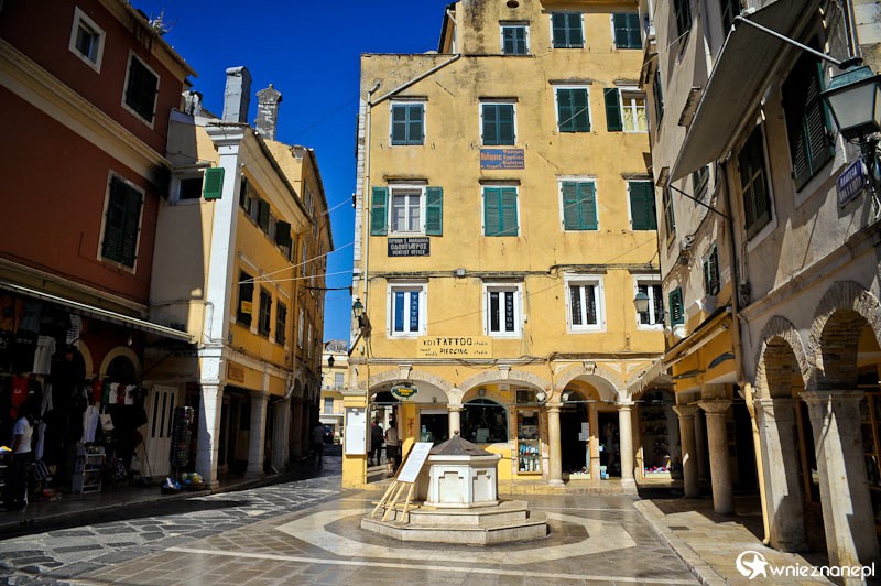 Grecka wyspa Korfu. Malowniczy placyk w obrębie starego miasta w Kerkirze. - foto: wnieznane.pl Grecka wyspa Korfu. Malowniczy placyk w obrębie starego miasta w Kerkirze. - foto: wnieznane.pl