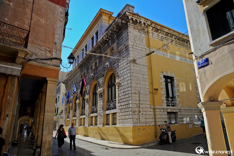 Grecka wyspa Korfu. Jeden z malowniczych zaułków i ratusz (Teatro di San Giacomo) w stolicy wyspy, Kerkirze. - foto: wnieznane.pl Grecka wyspa Korfu. Jeden z malowniczych zaułków i ratusz (Teatro di San Giacomo) w stolicy wyspy, Kerkirze. - foto: wnieznane.pl
