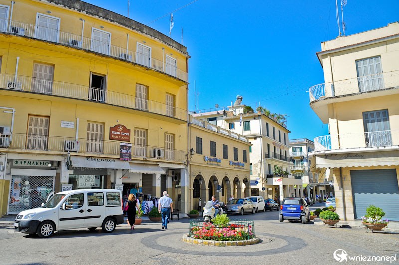Grecka wyspa Korfu. Jeden z placyków w stolicy wyspy, Kerkirze. - foto: wnieznane.pl Grecka wyspa Korfu. Jeden z placyków w stolicy wyspy, Kerkirze. - foto: wnieznane.pl