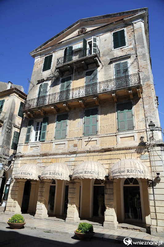Grecka wyspa Korfu. Typowa włoska kamienica w stolicy wyspy, Kerkirze. - foto: wnieznane.pl Grecka wyspa Korfu. Typowa włoska kamienica w stolicy wyspy, Kerkirze. - foto: wnieznane.pl