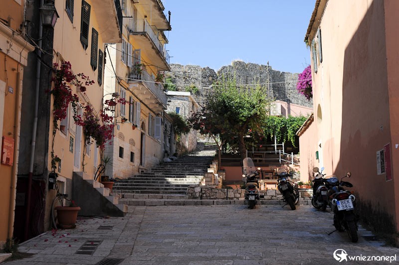 Grecka wyspa Korfu. Schody prowadzące do Nowej Twierdzy w stolicy wyspy, Kerkirze. - foto: wnieznane.pl Grecka wyspa Korfu. Schody prowadzące do Nowej Twierdzy w stolicy wyspy, Kerkirze. - foto: wnieznane.pl
