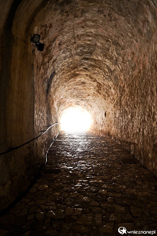 Grecka wyspa Korfu. Chłodny tunel w obrębie Nowej Twierdzy w stolicy wyspy, Kerkirze. - foto: wnieznane.pl Grecka wyspa Korfu. Chłodny tunel w obrębie Nowej Twierdzy w stolicy wyspy, Kerkirze. - foto: wnieznane.pl