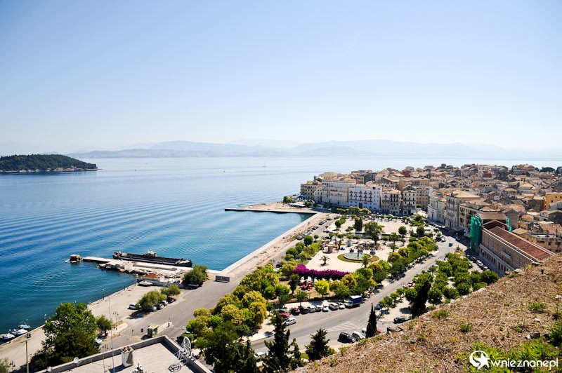 Grecka wyspa Korfu. Widok na Stary Port i wyspę Vido z Nowej Twierdzy w stolicy wyspy, Kerkirze. - foto: wnieznane.pl Grecka wyspa Korfu. Widok na Stary Port i wyspę Vido z Nowej Twierdzy w stolicy wyspy, Kerkirze. - foto: wnieznane.pl