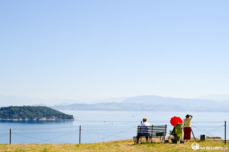Grecka wyspa Korfu. Widok na wyspę Vido i grecję kontynentalną z Nowej Twierdzy w stolicy wyspy, Kerkirze. - foto: wnieznane.pl Grecka wyspa Korfu. Widok na wyspę Vido i grecję kontynentalną z Nowej Twierdzy w stolicy wyspy, Kerkirze. - foto: wnieznane.pl