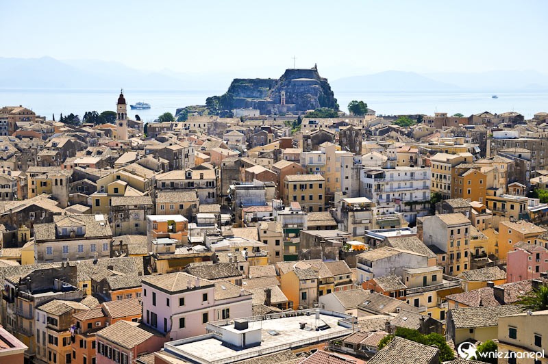 Grecka wyspa Korfu. Przepiękny widok na stare miasto i Starą Twierdzę z Nowej Twierdzy w stolicy wyspy, Kerkirze. - foto: wnieznane.pl Grecka wyspa Korfu. Przepiękny widok na stare miasto i Starą Twierdzę z Nowej Twierdzy w stolicy wyspy, Kerkirze. - foto: wnieznane.pl