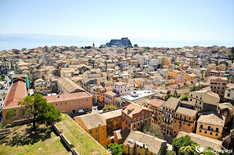 Grecka wyspa Korfu. Widok na stare miasto i Starą Twierdzę z Nowej Twierdzy w stolicy wyspy, Kerkirze. - foto: wnieznane.pl Grecka wyspa Korfu. Widok na stare miasto i Starą Twierdzę z Nowej Twierdzy w stolicy wyspy, Kerkirze. - foto: wnieznane.pl