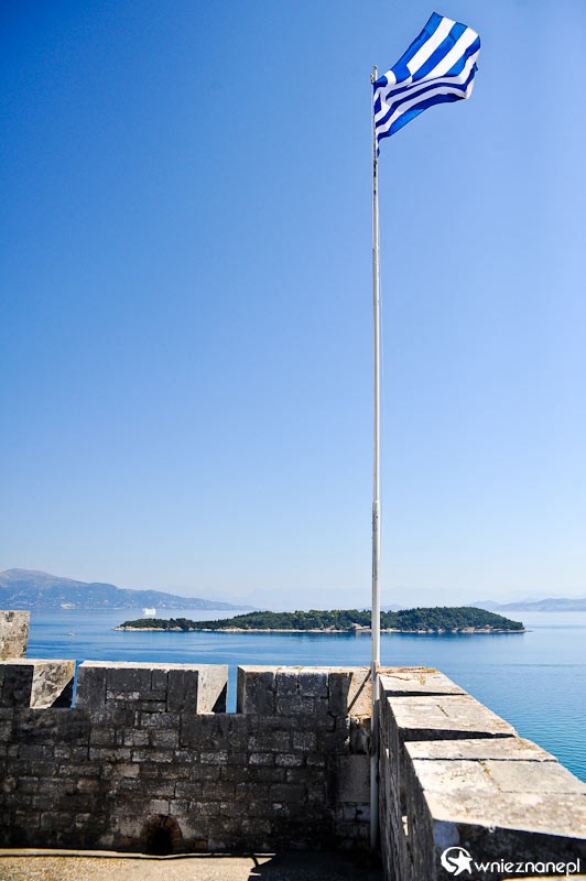 Grecka wyspa Korfu. W obrębie Nowej Twierdzy w stolicy wyspy, Kerkirze. W tle wyspa Vido. - foto: wnieznane.pl Grecka wyspa Korfu. W obrębie Nowej Twierdzy w stolicy wyspy, Kerkirze. W tle wyspa Vido. - foto: wnieznane.pl