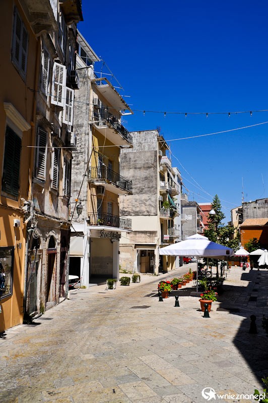 Grecka wyspa Korfu. Wąska uliczka w stolicy wyspy, Kerkirze. - foto: wnieznane.pl Grecka wyspa Korfu. Wąska uliczka w stolicy wyspy, Kerkirze. - foto: wnieznane.pl