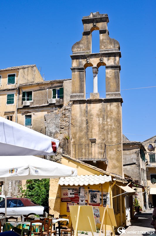 Grecka wyspa Korfu. Wąska uliczka i stara dzwonnica w stolicy wyspy, Kerkirze. - foto: wnieznane.pl Grecka wyspa Korfu. Wąska uliczka i stara dzwonnica w stolicy wyspy, Kerkirze. - foto: wnieznane.pl