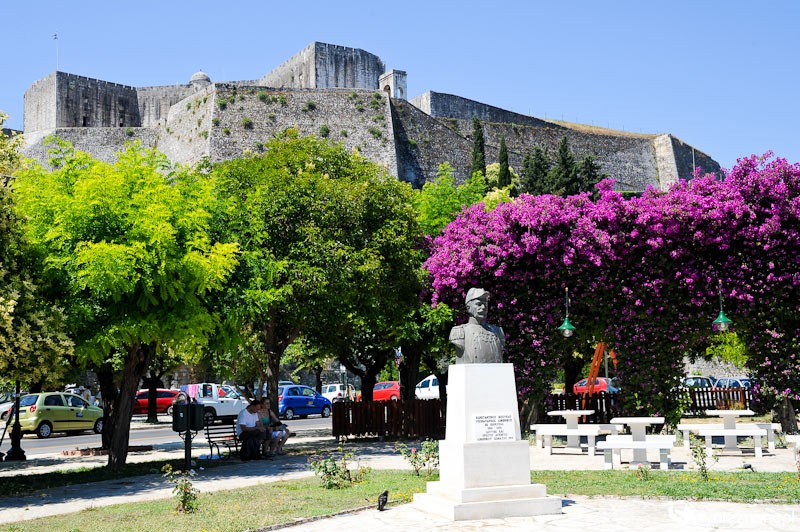 Grecka wyspa Korfu. Plac przed Nową Twierdzą w stolicy wyspy, Kerkirze. - foto: wnieznane.pl Grecka wyspa Korfu. Plac przed Nową Twierdzą w stolicy wyspy, Kerkirze. - foto: wnieznane.pl