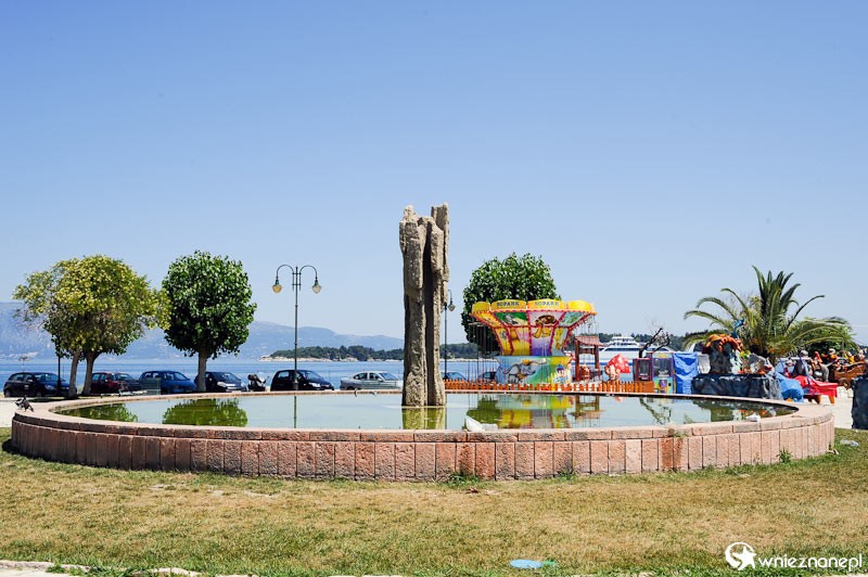 Grecka wyspa Korfu. Fontanna na placu przed Nową Twierdzą w stolicy wyspy, Kerkirze. - foto: wnieznane.pl Grecka wyspa Korfu. Fontanna na placu przed Nową Twierdzą w stolicy wyspy, Kerkirze. - foto: wnieznane.pl