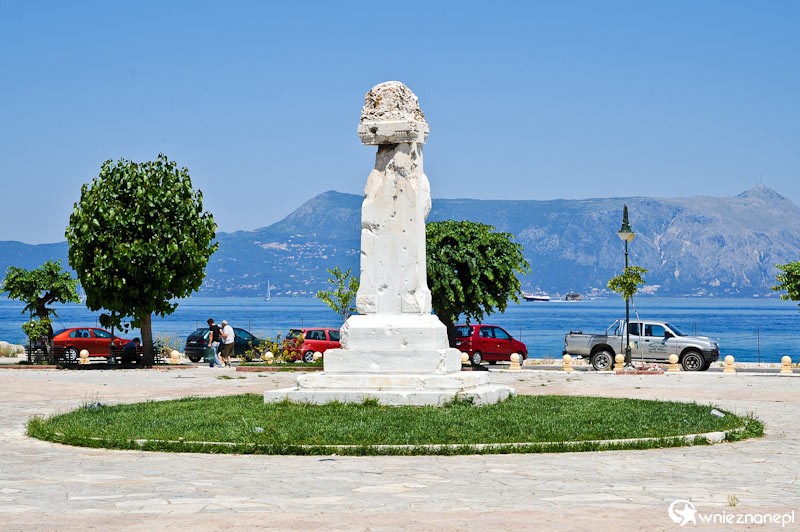 Grecka wyspa Korfu. Pomnik na placu przed Nową Twierdzą w stolicy wyspy, Kerkirze. - foto: wnieznane.pl Grecka wyspa Korfu. Pomnik na placu przed Nową Twierdzą w stolicy wyspy, Kerkirze. - foto: wnieznane.pl