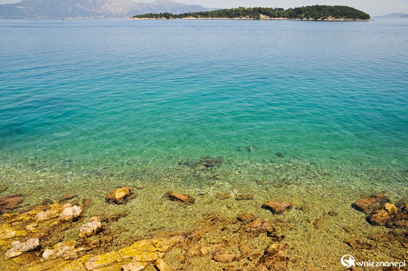 Grecka wyspa Korfu. Przepiękna woda morza w stolicy wyspy. W tle wyspa Vido. - foto: wnieznane.pl Grecka wyspa Korfu. Przepiękna woda morza w stolicy wyspy. W tle wyspa Vido. - foto: wnieznane.pl