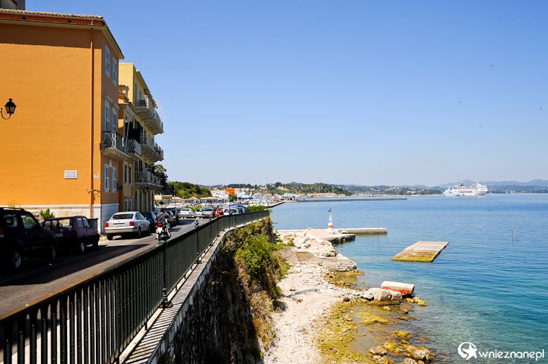 Grecka wyspa Korfu. Wybrzeże Morza Jońskiego w stolicy wyspy, Kerkirze. - foto: wnieznane.pl Grecka wyspa Korfu. Wybrzeże Morza Jońskiego w stolicy wyspy, Kerkirze. - foto: wnieznane.pl