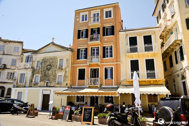 Grecka wyspa Korfu. Włoskie kamienice w stolicy wyspy, Kerkirze. - foto: wnieznane.pl Grecka wyspa Korfu. Włoskie kamienice w stolicy wyspy, Kerkirze. - foto: wnieznane.pl