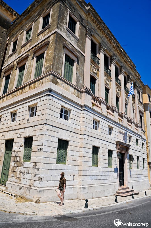 Grecka wyspa Korfu. Jeden z budynków w stolicy wyspy - Kerkirze. - foto: wnieznane.pl Grecka wyspa Korfu. Jeden z budynków w stolicy wyspy - Kerkirze. - foto: wnieznane.pl