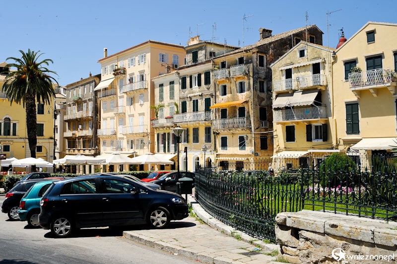 Grecka wyspa Korfu. Piękne włoskie kamienice w stolicy wyspy, Kerkirze. - foto: wnieznane.pl Grecka wyspa Korfu. Piękne włoskie kamienice w stolicy wyspy, Kerkirze. - foto: wnieznane.pl