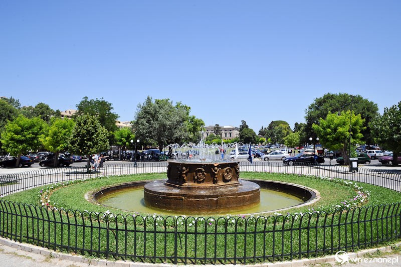 Grecka wyspa Korfu. Fontanna w obrębie Spianady w stolicy wyspy, Kerkirze. - foto: wnieznane.pl Grecka wyspa Korfu. Fontanna w obrębie Spianady w stolicy wyspy, Kerkirze. - foto: wnieznane.pl