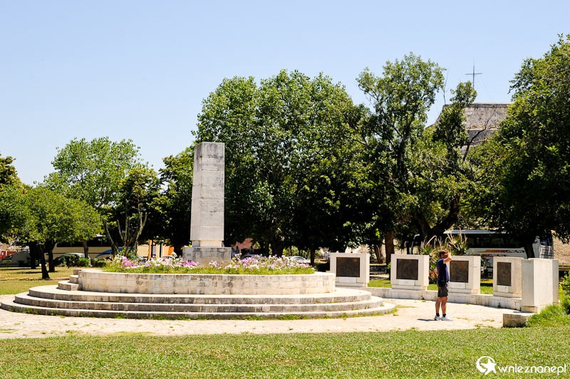 Grecka wyspa Korfu. Pomnik Enosis w obrębie Spianady w stolicy wyspy, Kerkirze. - foto: wnieznane.pl Grecka wyspa Korfu. Pomnik Enosis w obrębie Spianady w stolicy wyspy, Kerkirze. - foto: wnieznane.pl