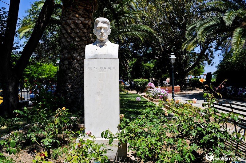 Grecka wyspa Korfu. Jeden z wielu pomników w stolicy wyspy, Kerkirze. - foto: wnieznane.pl Grecka wyspa Korfu. Jeden z wielu pomników w stolicy wyspy, Kerkirze. - foto: wnieznane.pl