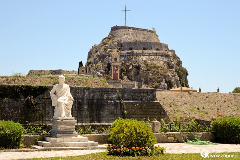 Grecka wyspa Korfu. Widok na pomnik i Starą Twierdzę w stolicy wyspy, Kerkirze. - foto: wnieznane.pl Grecka wyspa Korfu. Widok na pomnik i Starą Twierdzę w stolicy wyspy, Kerkirze. - foto: wnieznane.pl