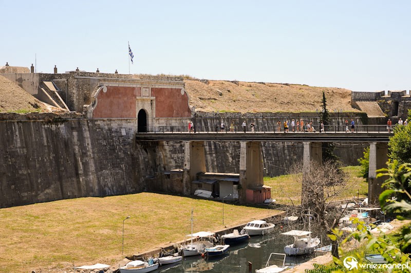 Grecka wyspa Korfu. Contrafossa i Stara Twierdza w stolicy wyspy, Kerkirze. - foto: wnieznane.pl Grecka wyspa Korfu. Contrafossa i Stara Twierdza w stolicy wyspy, Kerkirze. - foto: wnieznane.pl