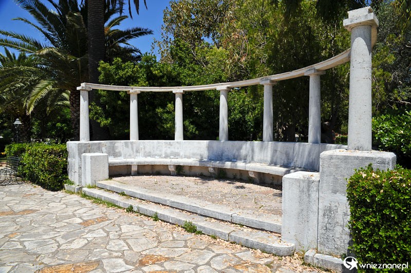 Grecka wyspa Korfu. W pięknym parku, w otoczeniu pomników, w stolicy wyspy, Kerkirze. - foto: wnieznane.pl Grecka wyspa Korfu. W pięknym parku, w otoczeniu pomników, w stolicy wyspy, Kerkirze. - foto: wnieznane.pl