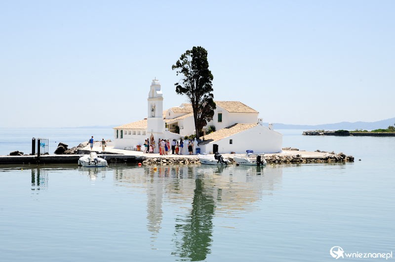 Grecka wyspa Korfu. Symbol Korfu - monastyr Vlacherna na wyspie. - foto: wnieznane.pl Grecka wyspa Korfu. Symbol Korfu - monastyr Vlacherna na wyspie. - foto: wnieznane.pl