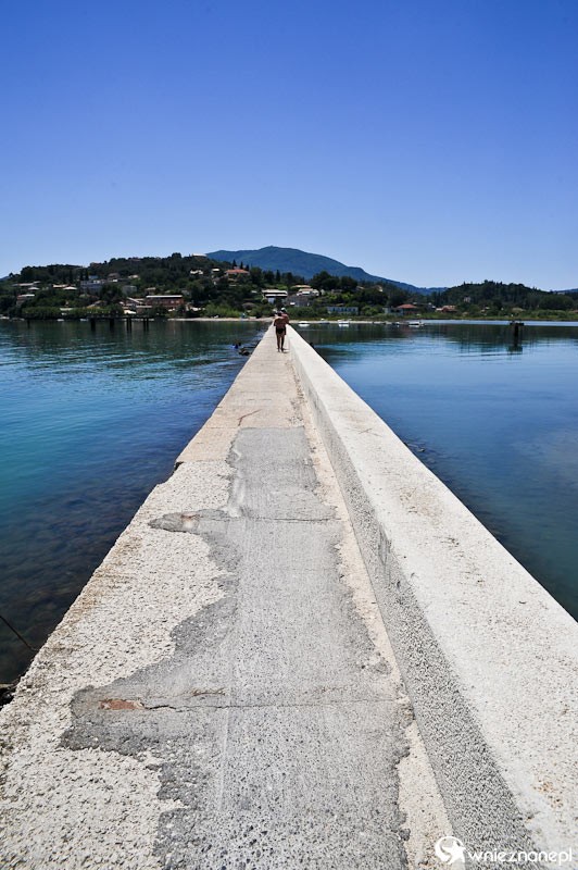 Grecka wyspa Korfu. Grobla oddzielająca jezioro Chalkiopoulou od morza w okolicy Kanoni. - foto: wnieznane.pl Grecka wyspa Korfu. Grobla oddzielająca jezioro Chalkiopoulou od morza w okolicy Kanoni. - foto: wnieznane.pl