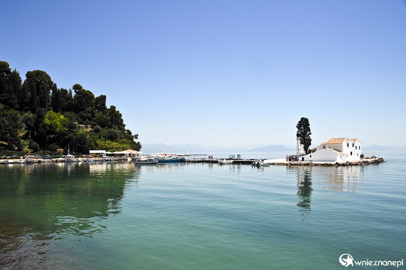 Grecka wyspa Korfu. Symbol wyspy - malowniczo położony na wyspie monastyr Vlacherna. - foto: wnieznane.pl Grecka wyspa Korfu. Symbol wyspy - malowniczo położony na wyspie monastyr Vlacherna. - foto: wnieznane.pl