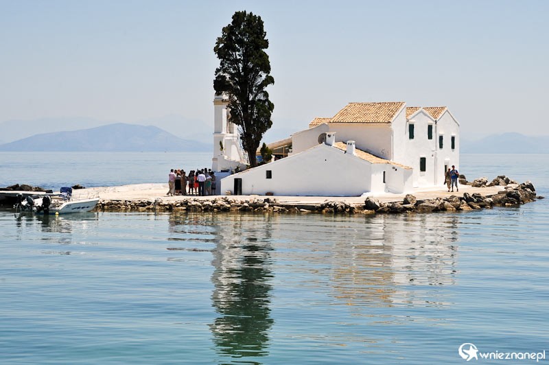 Grecka wyspa Korfu. Malowniczo położony na wysepce monastyr Vlacherna - symbol Korfu. - foto: wnieznane.pl Grecka wyspa Korfu. Malowniczo położony na wysepce monastyr Vlacherna - symbol Korfu. - foto: wnieznane.pl