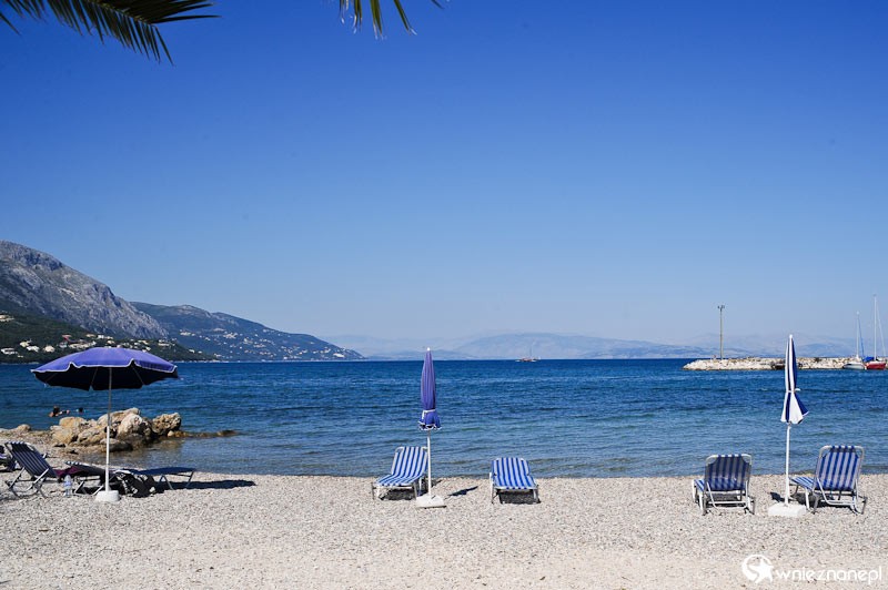 Grecka wyspa Korfu. Piękna kamienista plaża w miejscowości Ipsos. - foto: wnieznane.pl Grecka wyspa Korfu. Piękna kamienista plaża w miejscowości Ipsos. - foto: wnieznane.pl