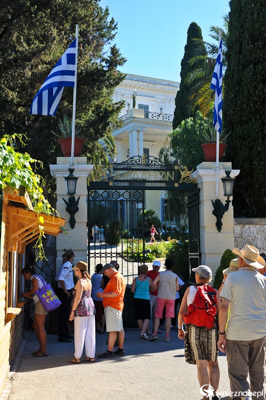 Grecka wyspa Korfu. Pałac Achillion z zewnątrz. - foto: wnieznane.pl Grecka wyspa Korfu. Pałac Achillion z zewnątrz. - foto: wnieznane.pl