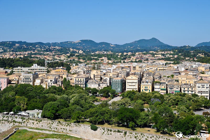 Grecka wyspa Korfu. Widok na miasto ze Starej Twierdzy w stolicy wyspy, Kerkirze. - foto: wnieznane.pl Grecka wyspa Korfu. Widok na miasto ze Starej Twierdzy w stolicy wyspy, Kerkirze. - foto: wnieznane.pl