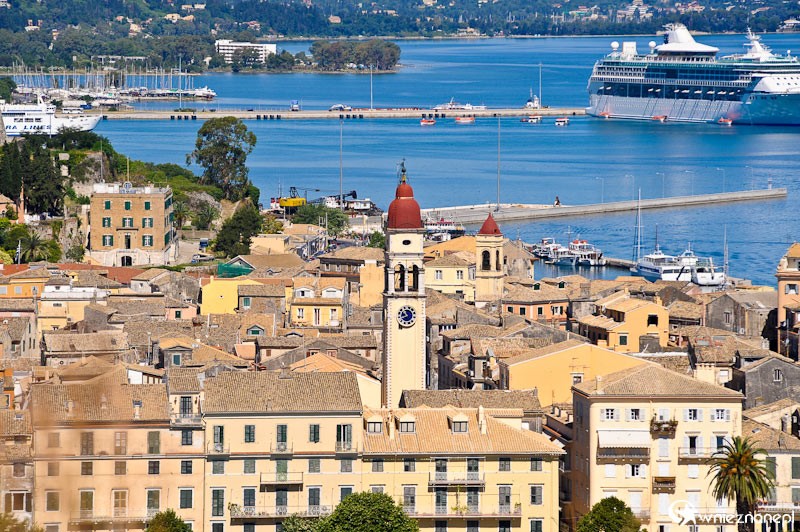 Grecka wyspa Korfu. Widok na miasto ze Starej Twierdzy w stolicy wyspy, Kerkirze. - foto: wnieznane.pl Grecka wyspa Korfu. Widok na miasto ze Starej Twierdzy w stolicy wyspy, Kerkirze. - foto: wnieznane.pl