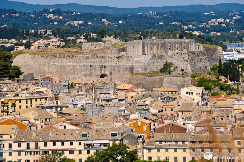 Grecka wyspa Korfu. Widok na miasto i Nową Twierdzę ze Starej Twierdzy w stolicy wyspy, Kerkirze. - foto: wnieznane.pl Grecka wyspa Korfu. Widok na miasto i Nową Twierdzę ze Starej Twierdzy w stolicy wyspy, Kerkirze. - foto: wnieznane.pl