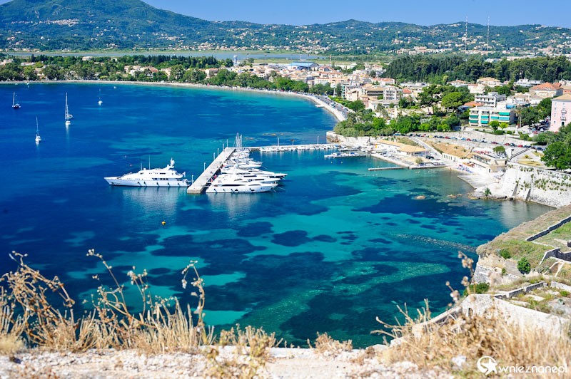 Grecka wyspa Korfu. Widok na miasto, Kanoni i morze ze Starej Twierdzy w stolicy wyspy, Kerkirze. - foto: wnieznane.pl Grecka wyspa Korfu. Widok na miasto, Kanoni i morze ze Starej Twierdzy w stolicy wyspy, Kerkirze. - foto: wnieznane.pl