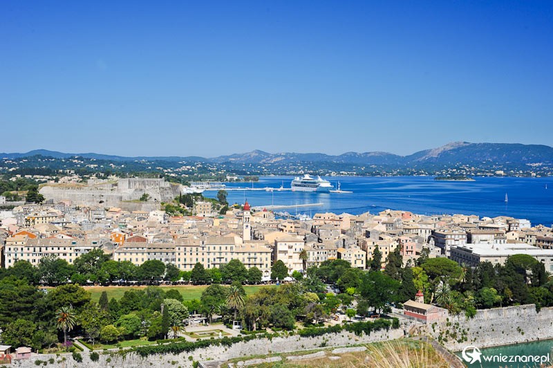 Grecka wyspa Korfu. Widok na miasto ze Starej Twierdzy w stolicy wyspy, Kerkirze. - foto: wnieznane.pl Grecka wyspa Korfu. Widok na miasto ze Starej Twierdzy w stolicy wyspy, Kerkirze. - foto: wnieznane.pl