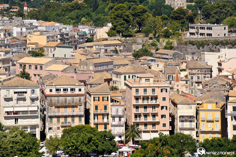 Grecka wyspa Korfu. Widok na miasto ze Starej Twierdzy w stolicy wyspy, Kerkirze. - foto: wnieznane.pl Grecka wyspa Korfu. Widok na miasto ze Starej Twierdzy w stolicy wyspy, Kerkirze. - foto: wnieznane.pl