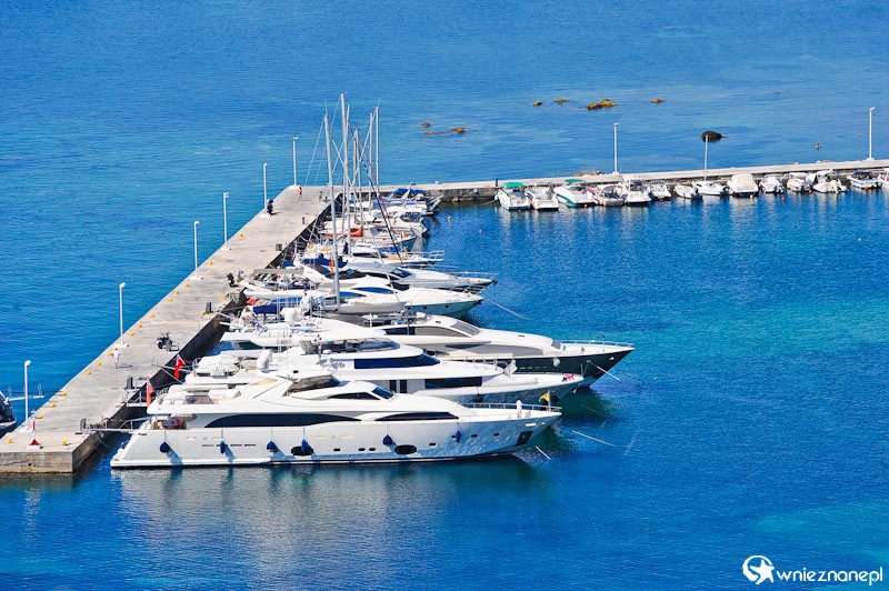 Grecka wyspa Korfu. Widok na marinę ze Starej Twierdzy w stolicy wyspy, Kerkirze. - foto: wnieznane.pl Grecka wyspa Korfu. Widok na marinę ze Starej Twierdzy w stolicy wyspy, Kerkirze. - foto: wnieznane.pl