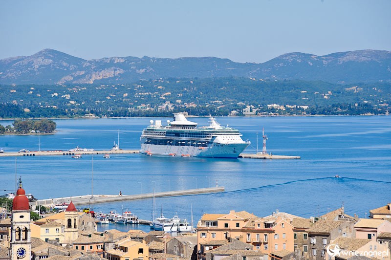 Grecka wyspa Korfu. Widok na miasto, góry i port ze Starej Fortecy w stolicy wyspy, Kerkirze. - foto: wnieznane.pl Grecka wyspa Korfu. Widok na miasto, góry i port ze Starej Fortecy w stolicy wyspy, Kerkirze. - foto: wnieznane.pl