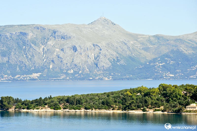 Grecka wyspa Korfu. Widok na szczyt Pantokrator i wyspę Vido ze Starej Fortecy w stolicy wyspy, Kerkirze. - foto: wnieznane.pl Grecka wyspa Korfu. Widok na szczyt Pantokrator i wyspę Vido ze Starej Fortecy w stolicy wyspy, Kerkirze. - foto: wnieznane.pl