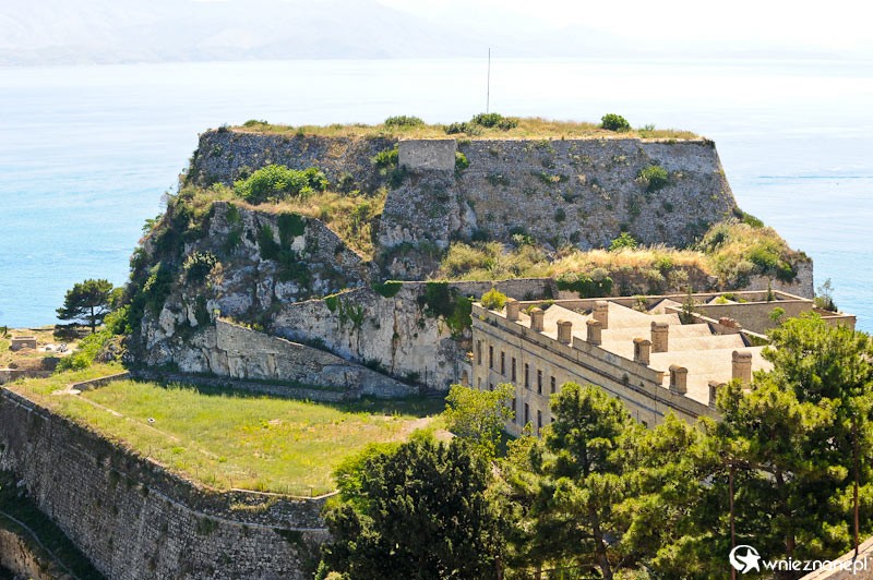 Grecka wyspa Korfu. Widok na drugi szczyt Starej Fortecy w stolicy wyspy, Kerkirze. - foto: wnieznane.pl Grecka wyspa Korfu. Widok na drugi szczyt Starej Fortecy w stolicy wyspy, Kerkirze. - foto: wnieznane.pl